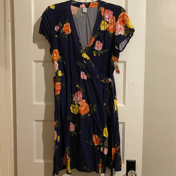 Old Navy Dresses & Skirts - Old Navy Floral Wrapped Short Sleeve Dress